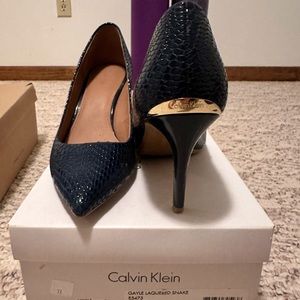 Blue snakeskin print Calvin Klein Gayle pumps size 9.5